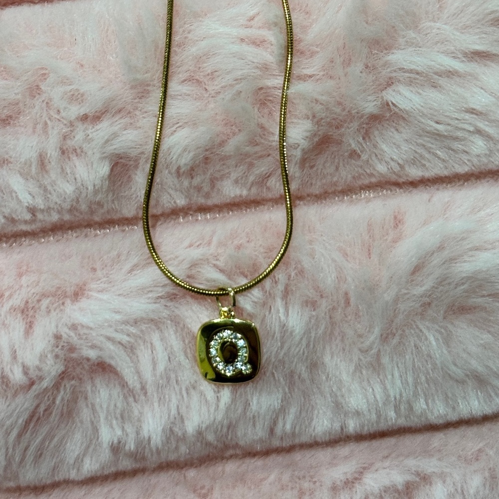 Q letter Elegant cubic zirconia stone Gold Necklace
